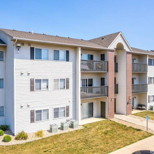 3855 Pineview Place, Waterloo, IA